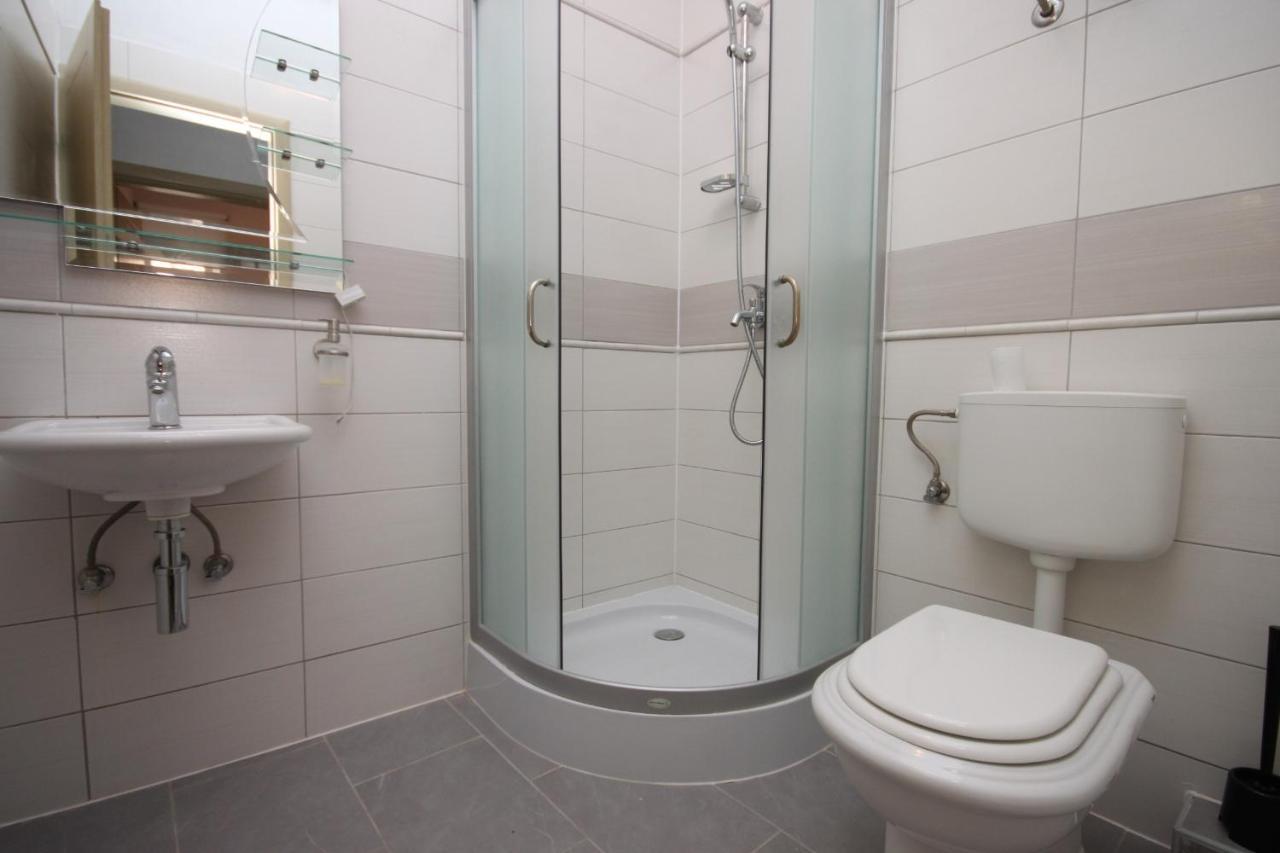 Apartments By The Sea Zubovici, Pag - 6394 المظهر الخارجي الصورة